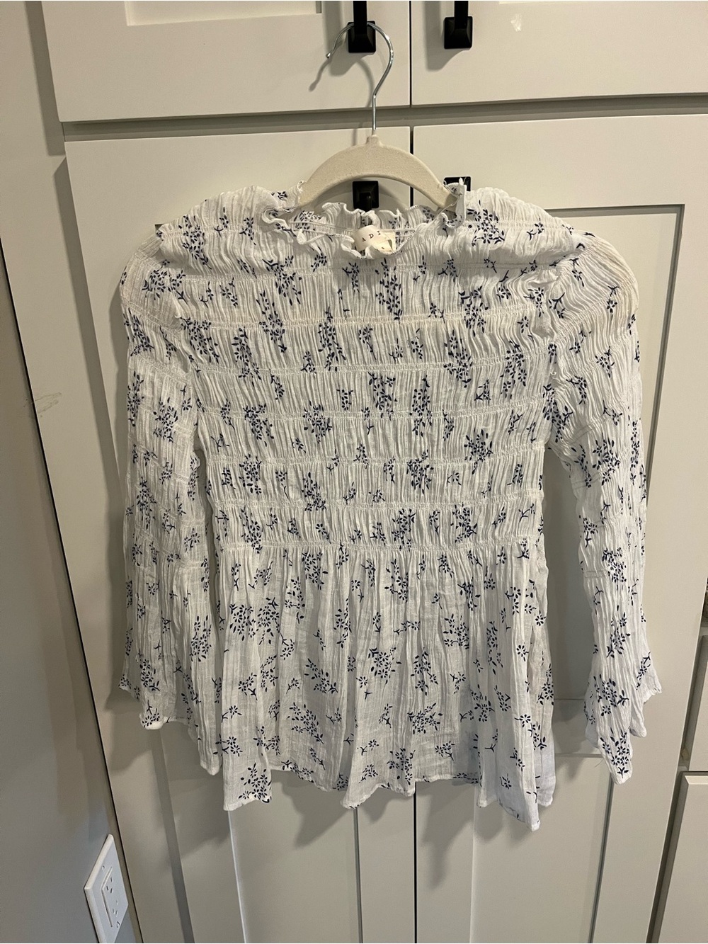 💙  Like New 
White Smocked Floral Long-Sleeve Peplum Top~ unique!!
